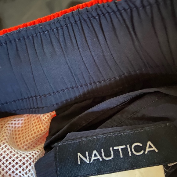 NAUTICA MEN’S DESIGNER BATHING SUIT IN GREAT CONDITION. FRONT SIDE POCKETS. - Picture 9 of 10
